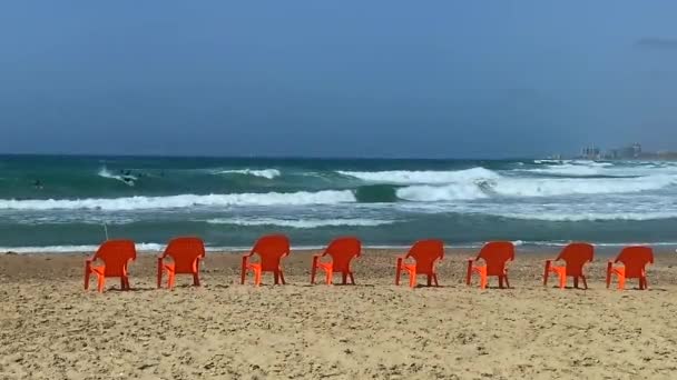 Cadeiras Praia Laranja Mar Surf Fundo Céu Azul — Vídeo de Stock