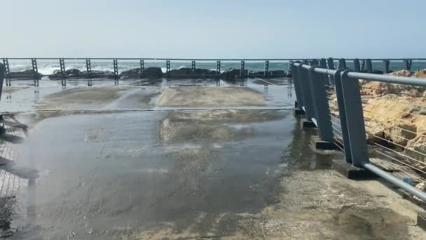 非常に嵐の海ではないの背景に湿った堤防は 防波堤の上で休憩波 — ストック動画