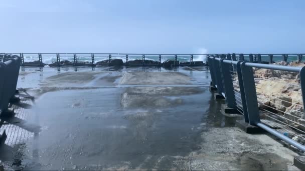 在不太汹涌的大海的背景下潮湿的堤岸 海浪冲刷着防波堤 — 图库视频影像