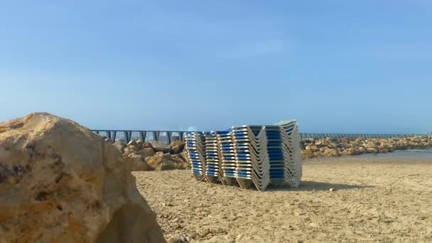 Stack Sun Loungers Sandy Beach Background Very Stormy Sea Waves — Stock Video