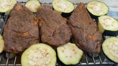 Elektrikli Izgarada Et Izgara. Lezzetli ızgara yemekler. Mangal üzerine hazırlanmış dana ve patlıcan. Barbekü partisi. Kabuklu kavrulmuş et. HD