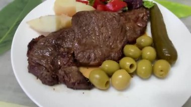 Pişmiş patates ve sebzeli ızgara kemiksiz biftek. HD
