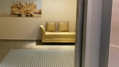 Ölü deniz, İsrail - 7 Mayıs 2021: asansör kapıları açıldı. Asansör kapıyı açıyor. Metal kapılar sorunsuzca açılıyor. HD