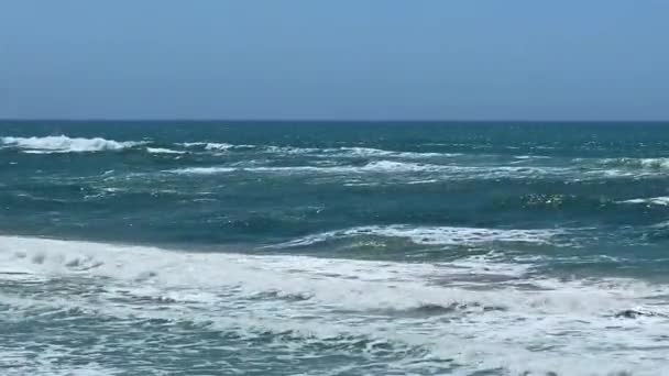 Tormenta Marina Fuerte Las Olas Del Mar Chocan Contra Las — Vídeos de Stock