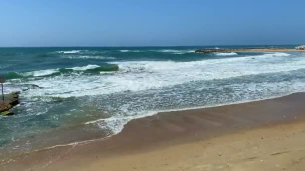 Tempestade Marítima Não Forte Ondas Mar Colidem Nas Rochas Costa — Vídeo de Stock