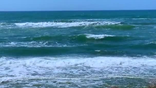 Сильна Морська Буря Морські Хвилі Впали Скелі Узбережжя Повільний Рух — стокове відео