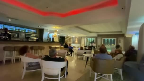 Wieczorny Relaks Hotelowym Lobby Goście Hotelowi Słuchają Występu Muzyka Zamazany — Wideo stockowe