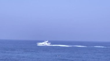 Denizde ilerleyen büyük bir özel karavan yatı. Bulanık görüş. 4K