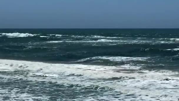 Geen Sterke Zeestorm Zeegolven Storten Neer Rotsen Van Kust — Stockvideo
