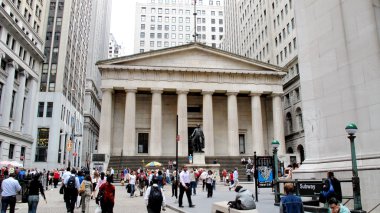 Washington heykeli önünde, Manhattan, New York City ile Federal Salonu 