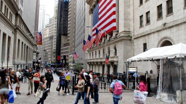 New York Menkul Kıymetler Borsası, alt Manhattan'ın finans merkezi Wall Street'te bulunan