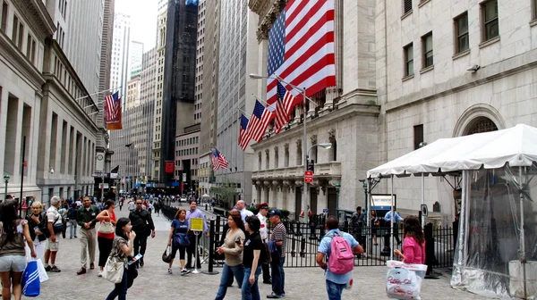 Bolsa de Valores de Nova York localizada em Wall Street, no distrito financeiro na parte inferior de Manhattan — Fotografia de Stock