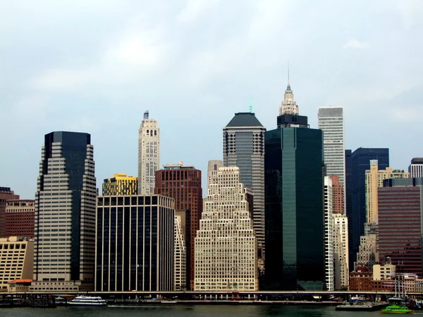 Silueta del Bajo Manhattan sobre el fondo nublado del cielo — Foto de Stock