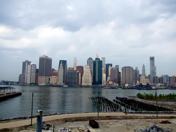 在多云的天空背景上曼哈顿下城剪影 — 图库照片