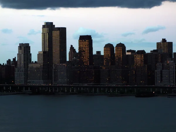 在夜晚的天空背景下的曼哈顿下城剪影 — 图库照片