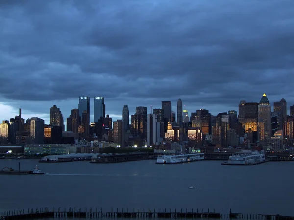 Silhouette du Lower Manhattan sur fond de ciel nocturne — Photo