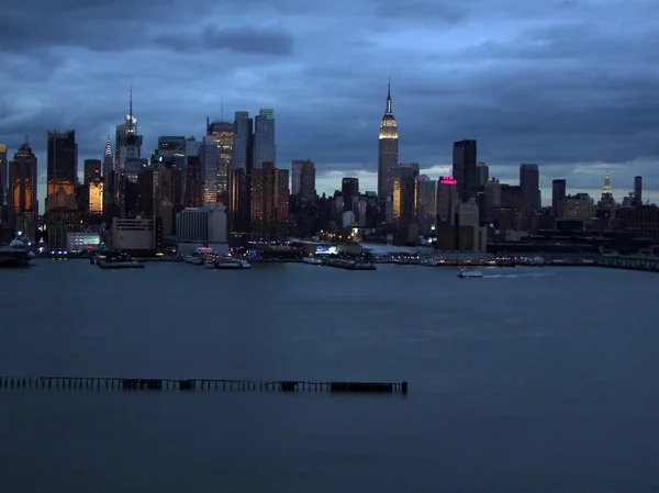 Silhouette du Lower Manhattan sur fond de ciel nocturne — Photo