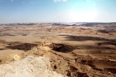 Ramon Crater Negev Çölü ve parlak günbatımı 