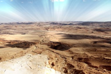 Ramon Crater Negev Çölü ve parlak günbatımı 