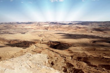 Ramon Crater Negev Çölü ve parlak günbatımı 