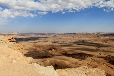ramon makhtesh üzerinde bulutlar krater