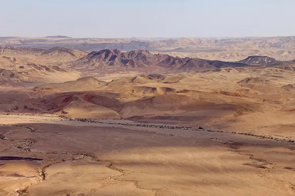 Nuages sur le cratère Ramon de Makhtesh — Photo