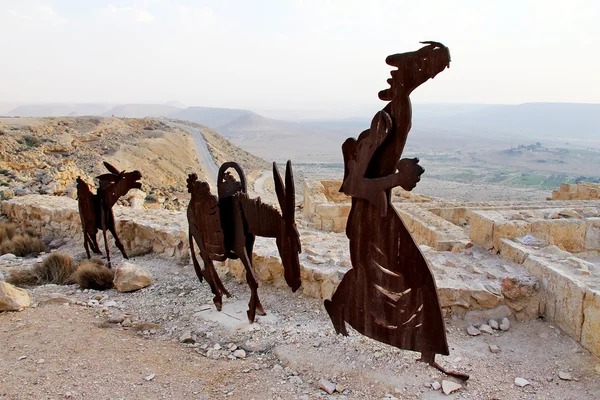 Animais de quinta e estátuas humanas no deserto de Negev, Parque Nacional En Avdat , — Fotografia de Stock