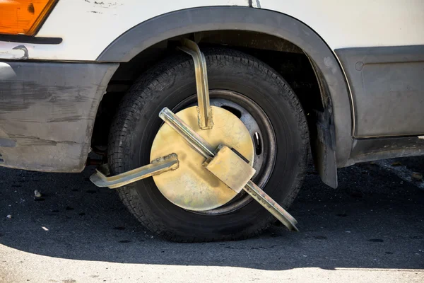 Police anti-theft device on car wheel — Stock Photo, Image