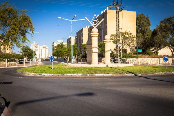 Freimaurerplatz und umliegende Straßen in der Hauptstadt des Negev. Bier sheva ist die größte Stadt in der Negev-Wüste von Südisrael — Stockfoto