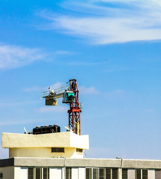 Het opzetten van een toren kraan in de bouwplaats. De teller jib is geïnstalleerd. — Stockfoto