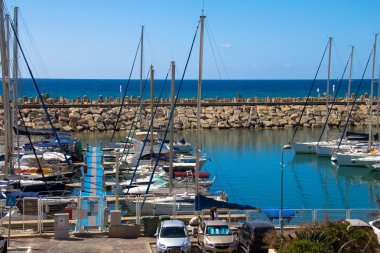 Yelkenli Yatlar Herzliya Marina, İsrail.