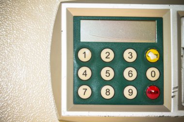 Otelde elektronik kilit ile eski kasa