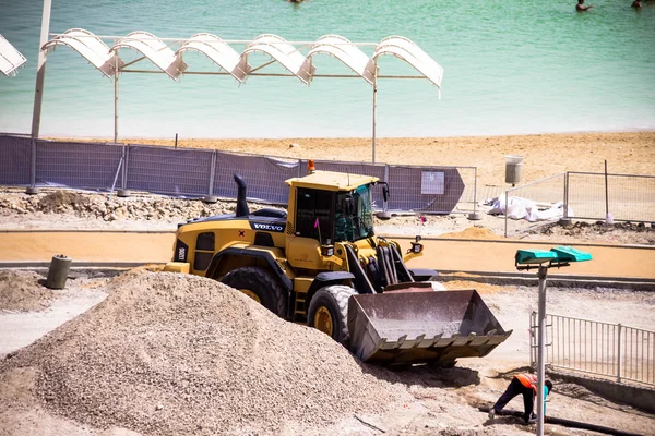 Roboty budowlane na plaży hotel Dead sea — Zdjęcie stockowe