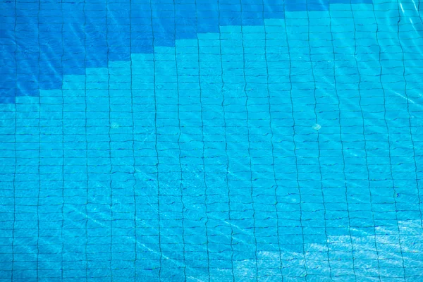 Agua azul rasgada en la piscina — Foto de Stock