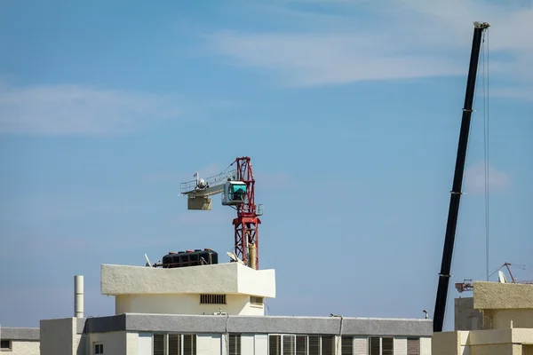 Att inrätta en tornkran i byggarbetsplatsen. Räknaren armen är installerat. — Stockfoto