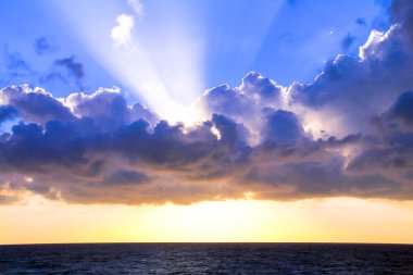 Deniz gökyüzü görkemli bulutlar ile üzerinde güzel gün batımı
