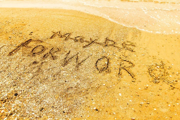 The word  FORWARD written on a sandy beach in bold. — Stock Photo, Image