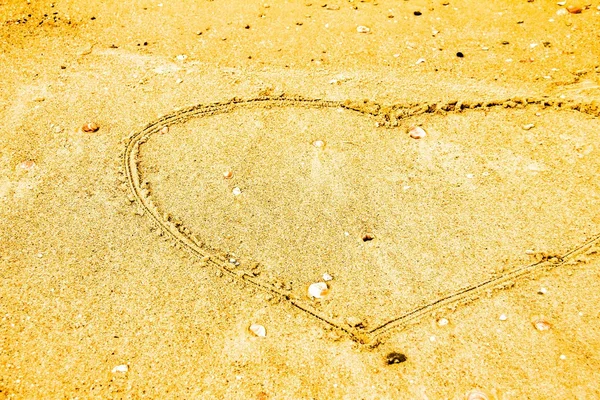 Hart in zand op het strand — Stockfoto