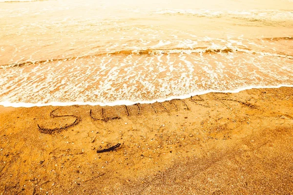 Inscripción playa arena verano. Concepto foto de viaje de verano y vacaciones . —  Fotos de Stock