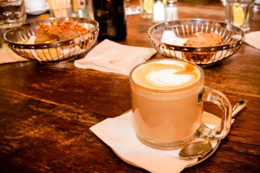 Bir fincan kahve kalp desenli cam Kupası bir tablo