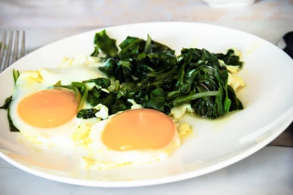 Krämig spenat med stekt ägg. Hälsosam frukost — Stockfoto