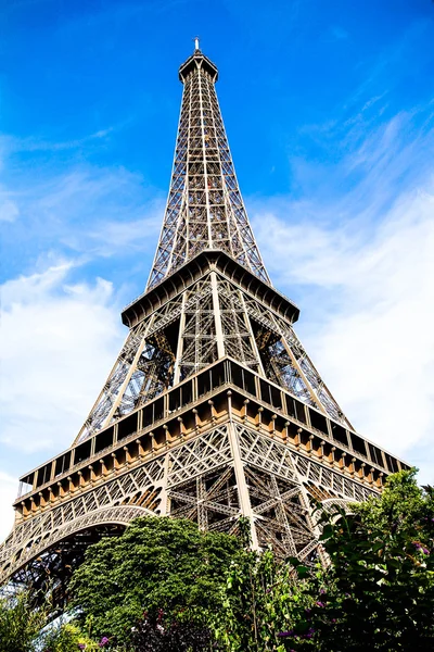 Эйфелева башня в Париже в ясный летний день — стоковое фото