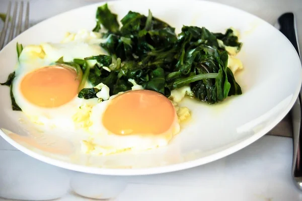 Krämig spenat med stekt ägg. Hälsosam frukost — Stockfoto