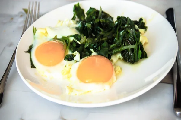 Krämig spenat med stekt ägg. Hälsosam frukost — Stockfoto