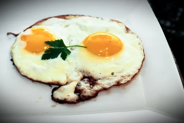 Sahanda yumurta. Sağlıklı kahvaltı — Stok fotoğraf