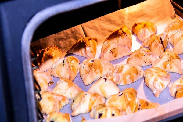 Hamantashen caseiro em um forno quente imediatamente após o cozimento — Fotografia de Stock