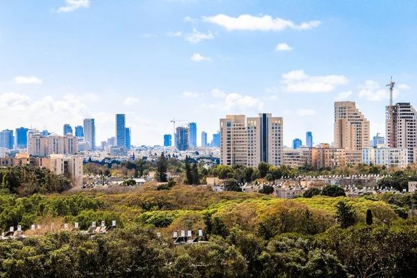 Wolken boven de skyline van Tel Aviv op zonnige dag — Stockfoto