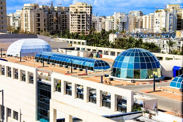 Moln över Tel Aviv skyline på solig dag — Stockfoto