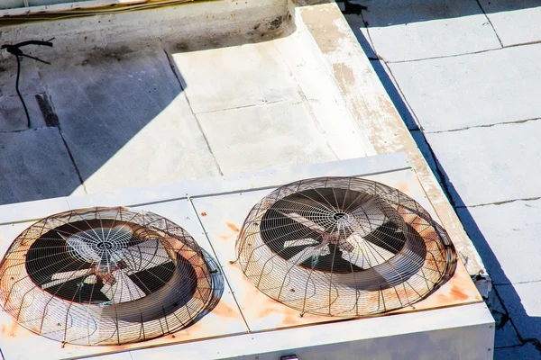 Oude ventilatiesysteem op het dak van een industrieel gebouw — Stockfoto