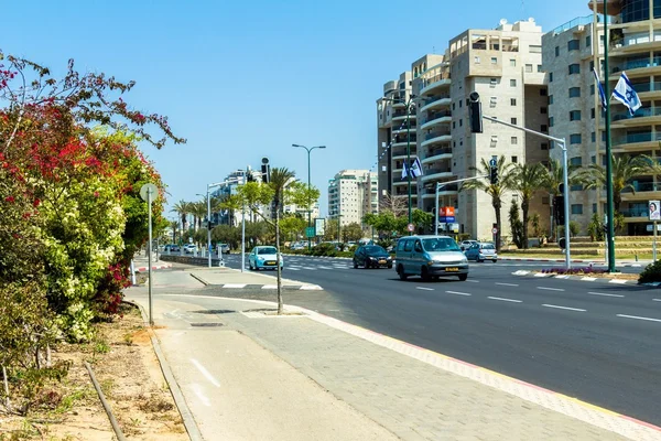 Az egyik a legforgalmasabb utcáit a Tel-Aviv északi részén — Stock Fotó